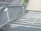 Diese blanke Treppenbeleuchtung blendet und strahlt viel Licht sinnlos nach oben