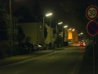 Sogenannte Peitschen-Leuchten mit Leuchtstoffr&ouml;hren erhellen die Stra&szlig;e unn&ouml;tig hell, blenden und streuen das Licht zu stark zur Seite.