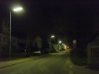 Sogenannte Peitschen-Leuchten mit Leuchtstoffr&ouml;hren erhellen die Stra&szlig;e unn&ouml;tig hell, blenden und streuen das Licht zu stark zur Seite.