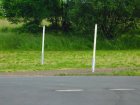 Diese Parkplatzbeleuchtung mit senkrechten Leuchtstoffr&ouml;hren ist wenig effektiv und blendet stark
