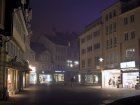 Typische Schaufensterbeleuchtung in einer Fu&szlig;g&auml;ngerzone, die die ganze Nacht leuchtet - Bild: Ich-und-Du, pixelio.de
