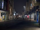 Typische Schaufensterbeleuchtung in einer Fu&szlig;g&auml;ngerzone, die die ganze Nacht leuchtet - Bild: Ich-und-Du, pixelio.de