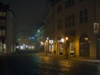 Typische Schaufensterbeleuchtung in einer Fu&szlig;g&auml;ngerzone, die die ganze Nacht leuchtet - Bild: Ich-und-Du, pixelio.de