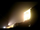 Dieser falsch eingesetzte Scheinwerfer ist Energieverschwendung und strahlt viel Licht sinnlos in den Nachthimmel, in die Umwelt und auf die Fassade