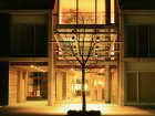 &Uuml;berm&auml;&szlig;ige Eingangsbeleuchtung eines Hotels und das nach 1 Uhr nachts