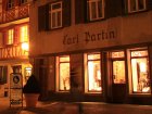 Ladenbeleuchtung um 2 Uhr morgens. Der Laden mu&szlig; ja richtig Umsatz machen, um sich das leisten zu k&ouml;nnen, ohne dass man um diese Uhrzeit einkaufen kann! Man beachte auch die Kugelleuchte links.