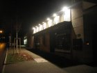 Übertriebene Werbebeleuchtung mitten in der Nacht. Die Scheinwerfer strahlen zwar von oben nach unten, aber viel zu stark und viel zu viele