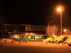 Schul- und Schulhofbeleuchtung nach 23 Uhr. Gehen denn Sch&uuml;ler so sp&auml;t noch zur Schule? Absolute Steuerverschwendung! Ein Bewegungsmelder w&uuml;rde hier helfen!