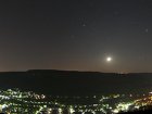 Der n&auml;chtliche Blick von der Burgruine Hohenurach in Richtung Bad Urach. Das Ermstal zieht sich weiter &uuml;ber Dettingen nach Metzingen. Dar&uuml;ber liegt die Lichtglocke der Region Stuttgart, Foto: Till Credner